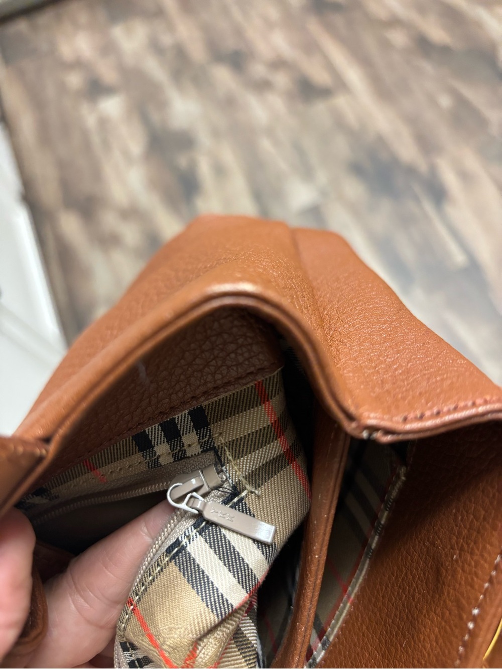 Compact vintage Burberrys Brown Leather Top-Handle bag with Gold Hardware - Picture 13 of 15